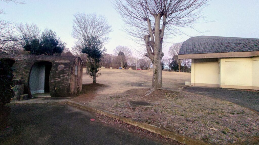 湯けむりふれあいの丘野外ステージとトイレ