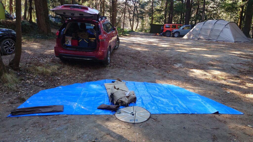 自作グランドシートでタッソ七角形設営場所確認