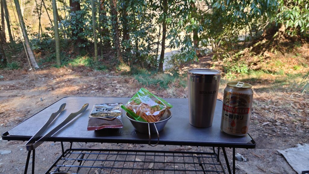 柿の種をつまみに缶ビール