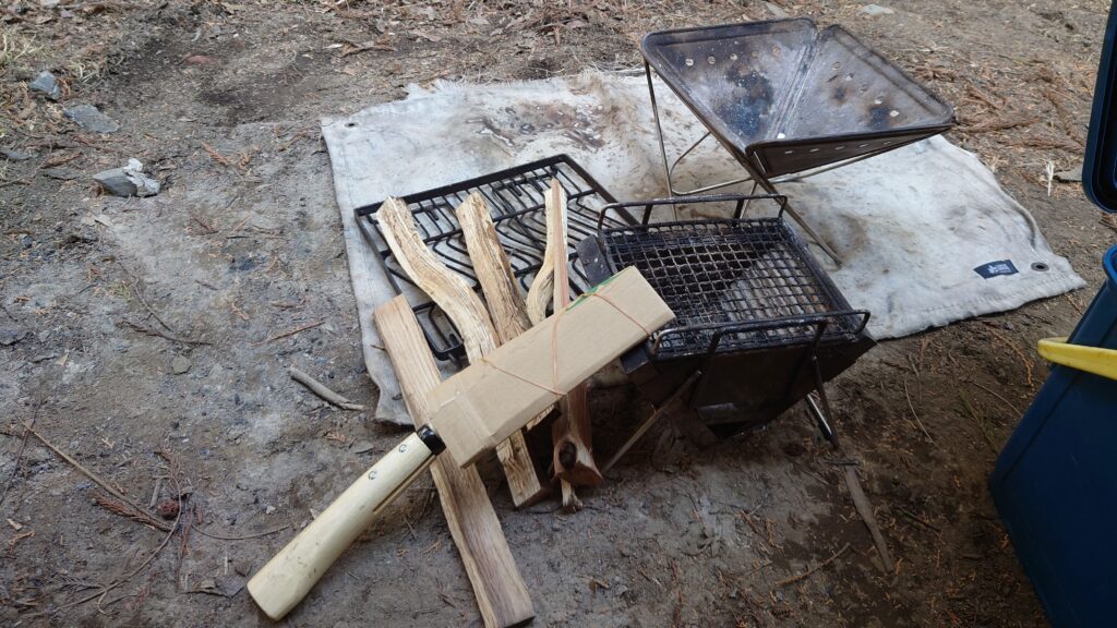 焚き火台と薪と鉈