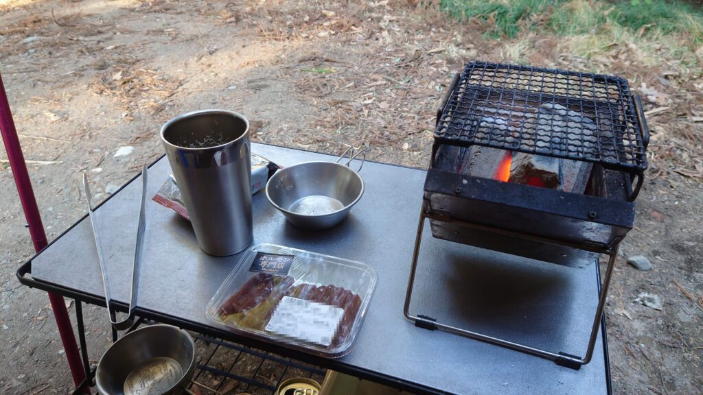 テーブル上のBBQコンロとレバー