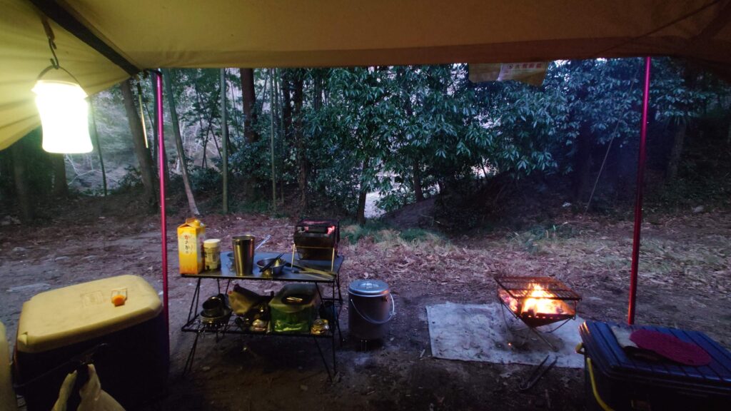 テント内からみた焚火とランタン