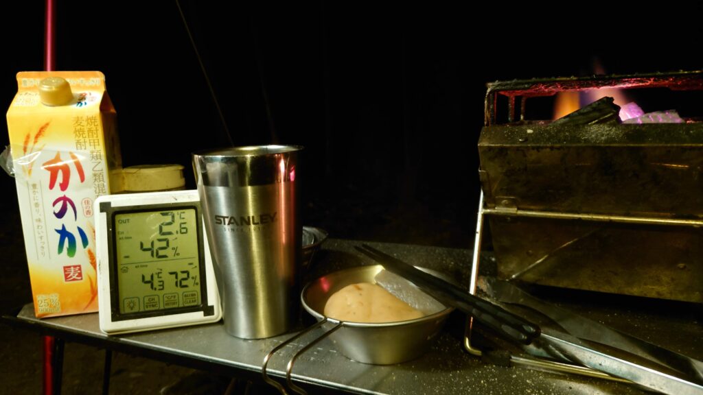 テーブルの上の温度計、午後6時の気温