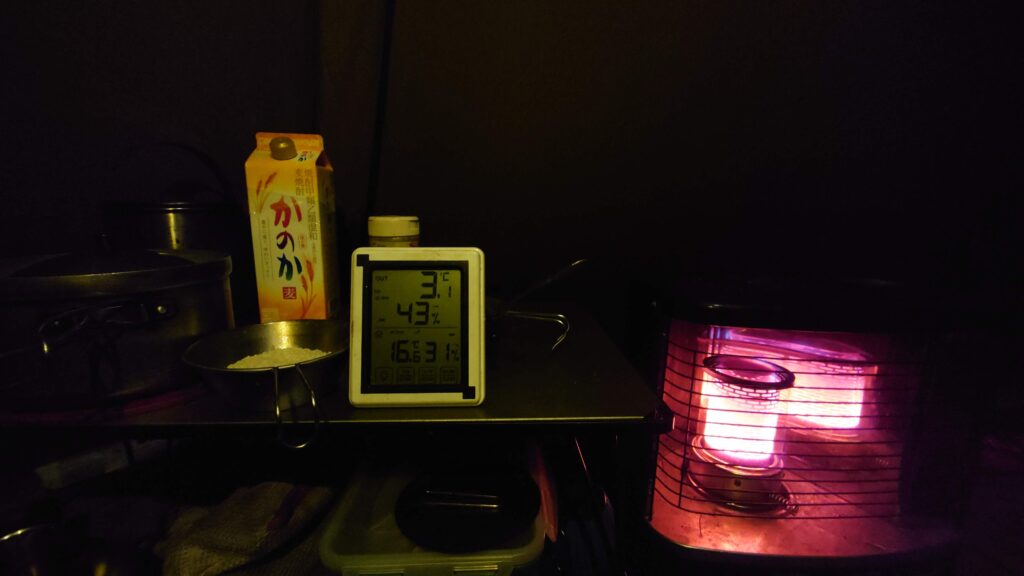 石油ストーブを焚いたテント内