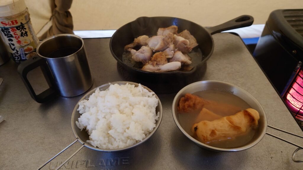 ほぐしたご飯とカットした鶏モモ肉＆残り物のおでん