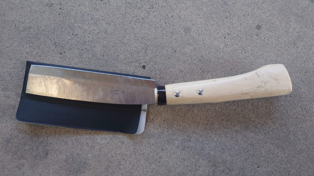 めがねケースと鉈