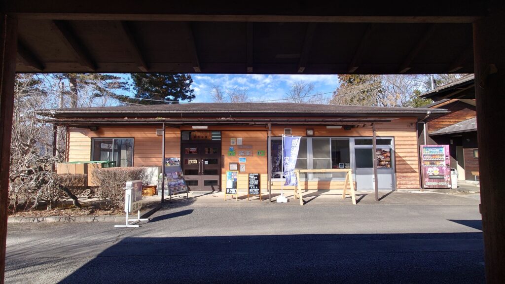 バーベキューハウスから見た城峰公園管理棟