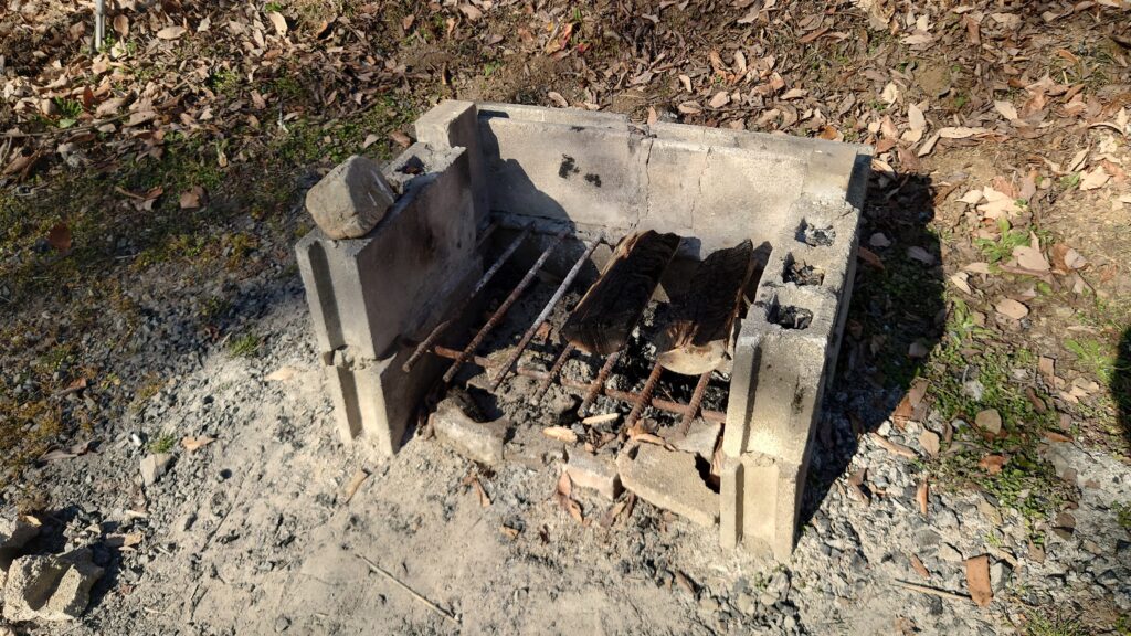 フリーサイト奥のエリアにあるかまど