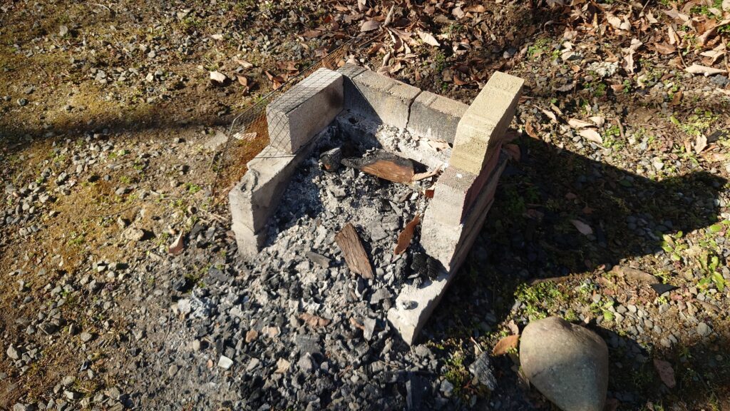 フリーサイトの手前のエリアにあるかまど