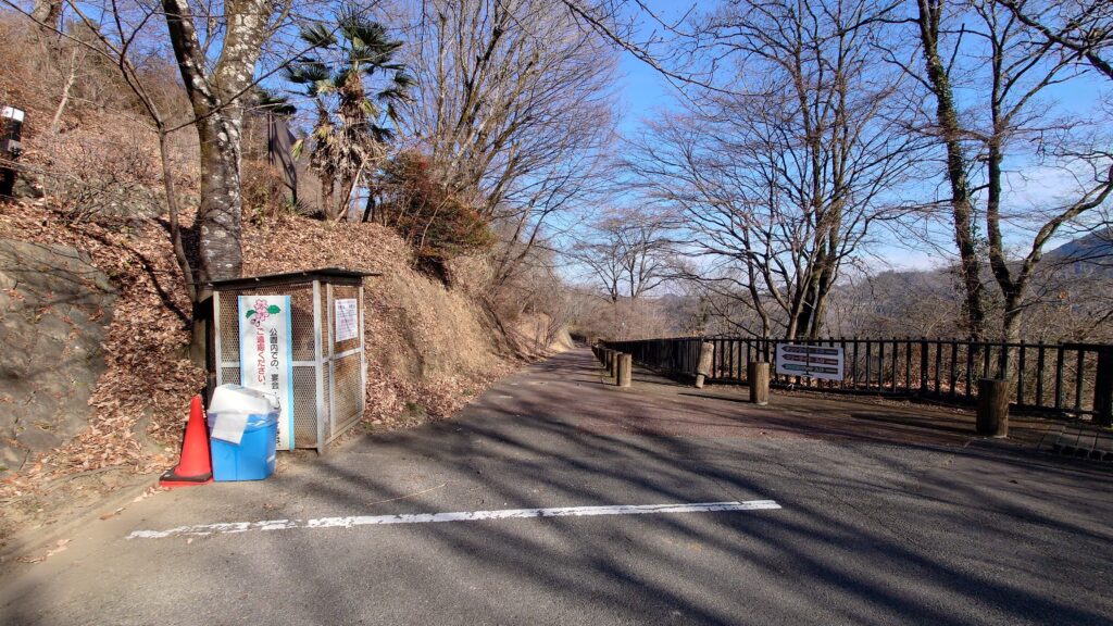 駐車場脇のゴミステーション