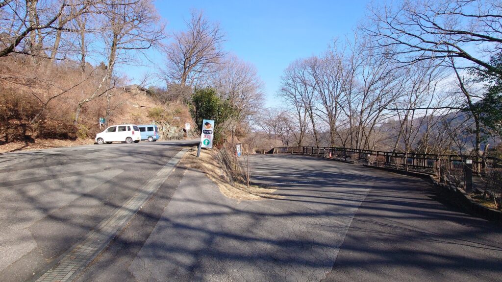 城峰公園駐車場とテントサイトへ続く道