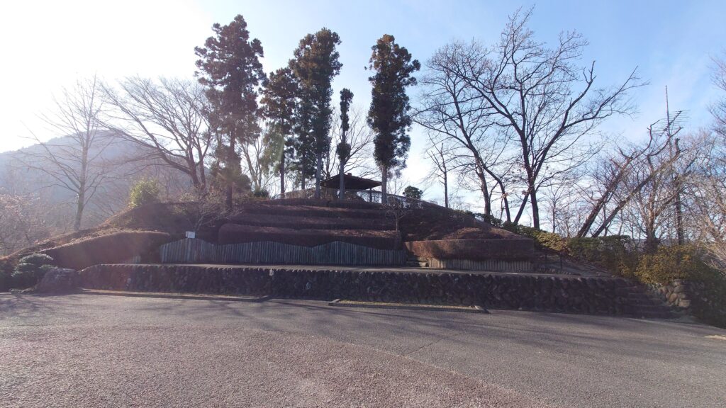城峰公園多目的広場から見た展望台