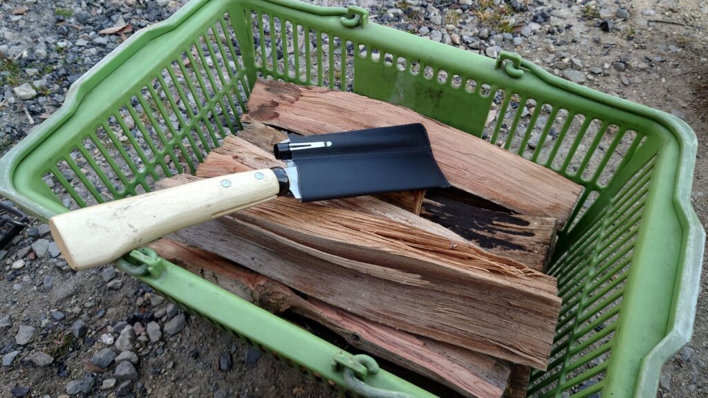 キャンプ場で購入した薪と鉈