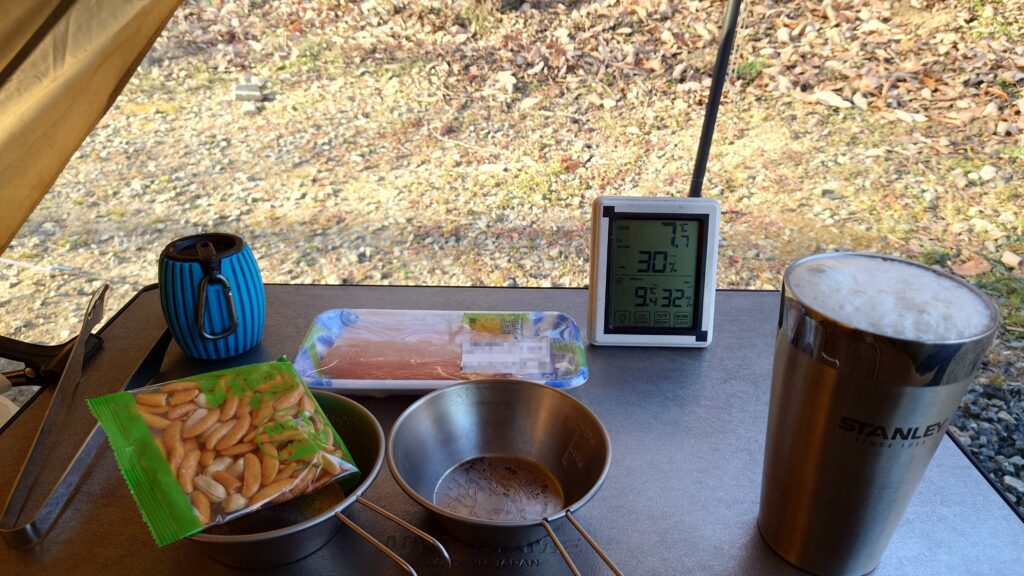 グラスに注いだビールとおつまみ