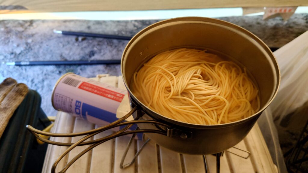 水に浸したパスタを茹でる