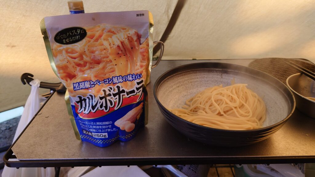 レトルトのカルボナーラソースとゆであがった麺