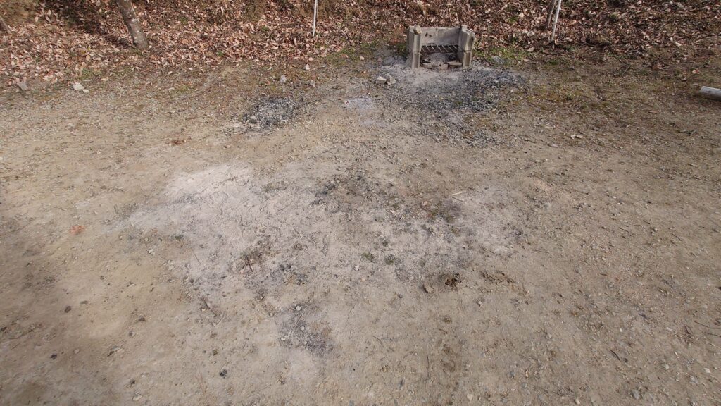 城峰公園キャンプ場フリーサイトかまど付近