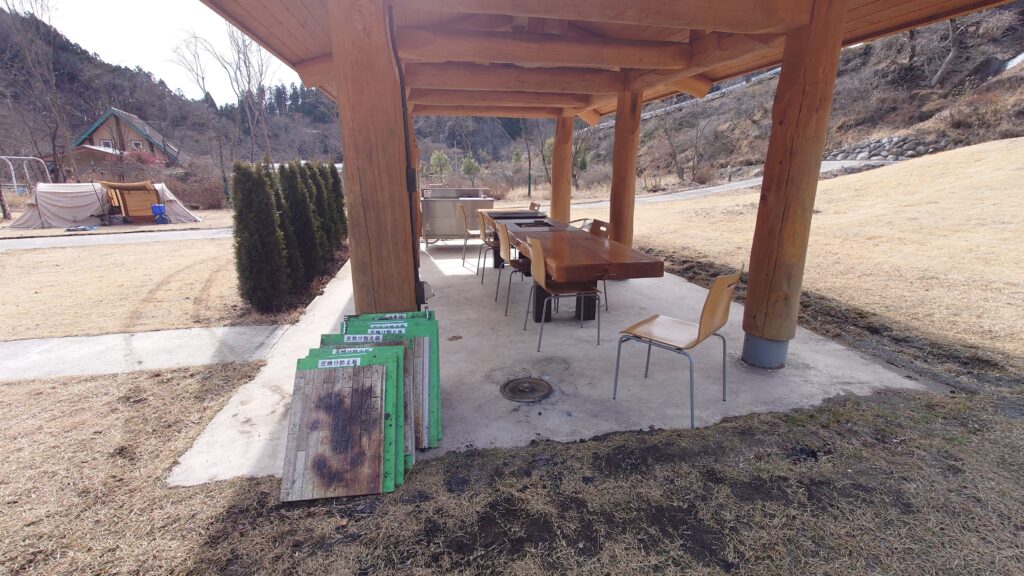 キャンプ場中央の水場と芝焼け防止板