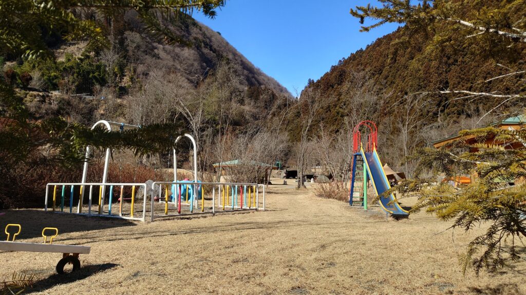 キャンプ場入り口付近の遊具
