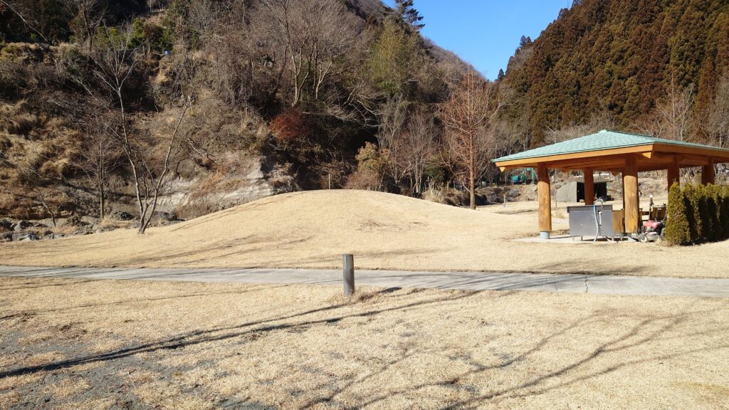 キャンプ場中央付近にある小さな丘