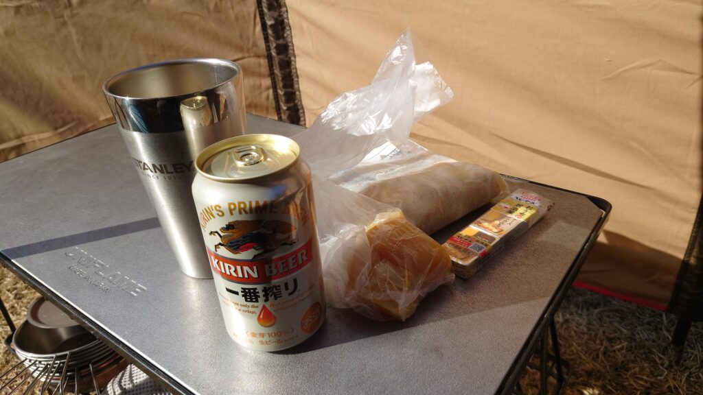 ビールとビニール袋に入れて持ってきたつまみ