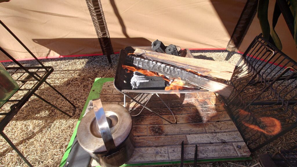 焚火による炭への着火