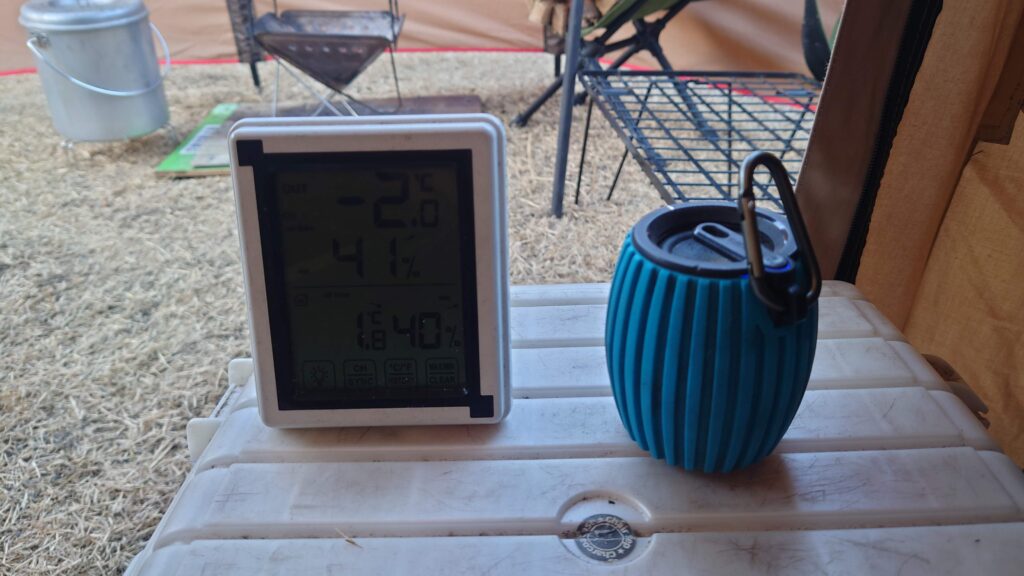 温度計とテント前の焚き火台