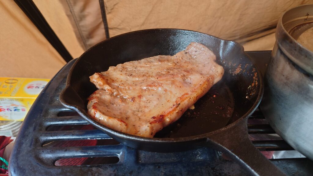 スキレットでポークソテー