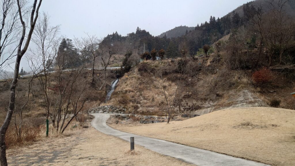 小雪が舞うキャンプ場