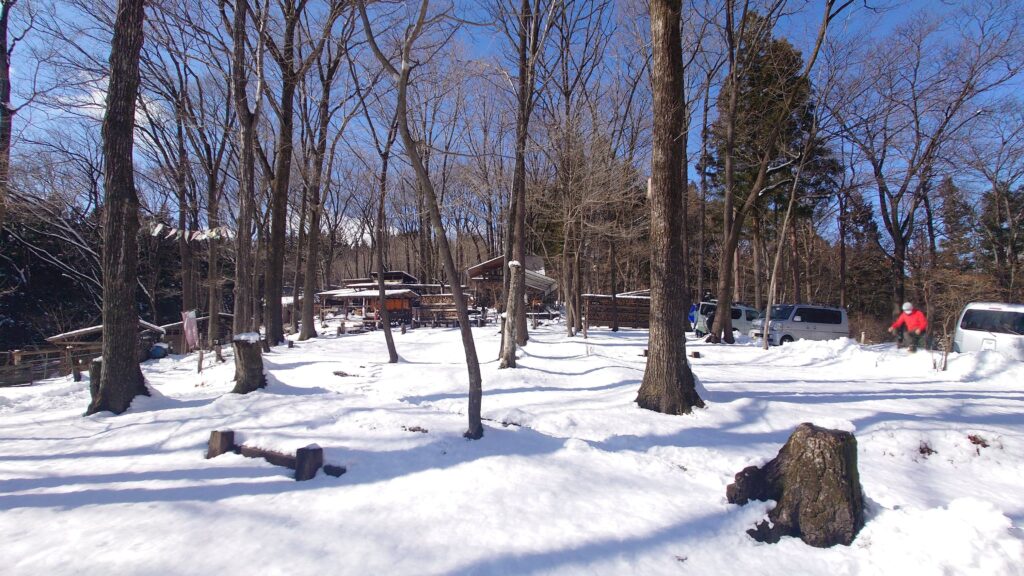 新雪に覆われたキャンプ場