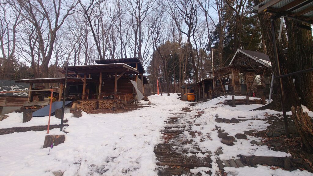 キャンプ冒険仲間管理棟周辺