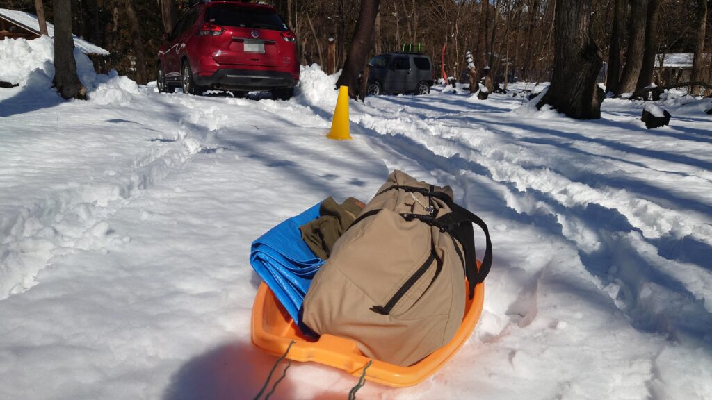 そりを利用した荷物運び