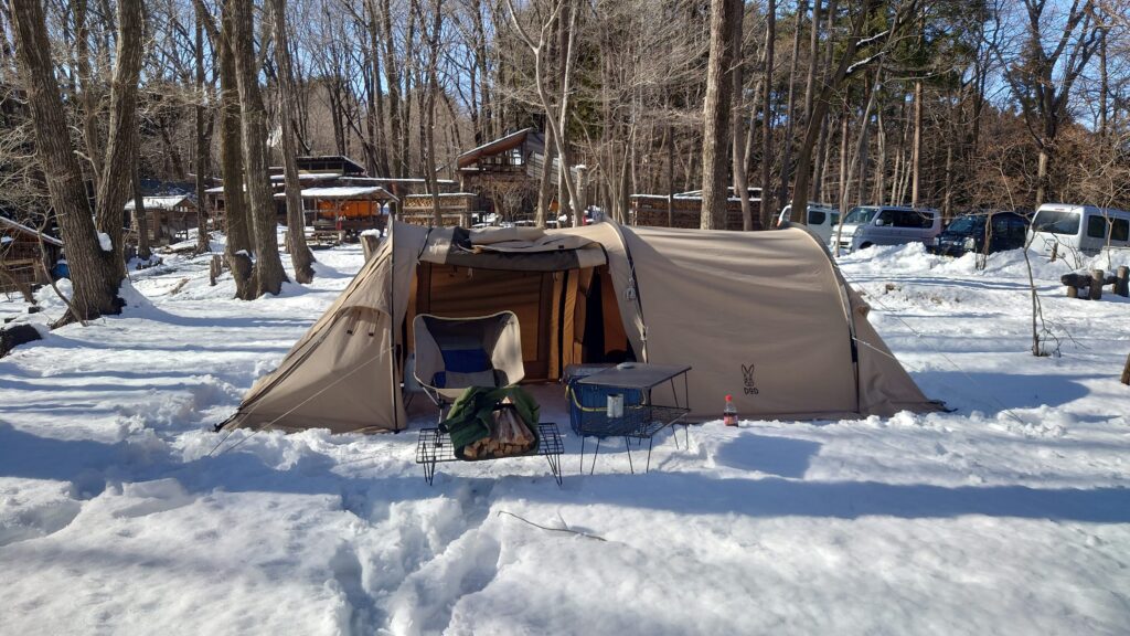 雪上に設営したテントとチェアー