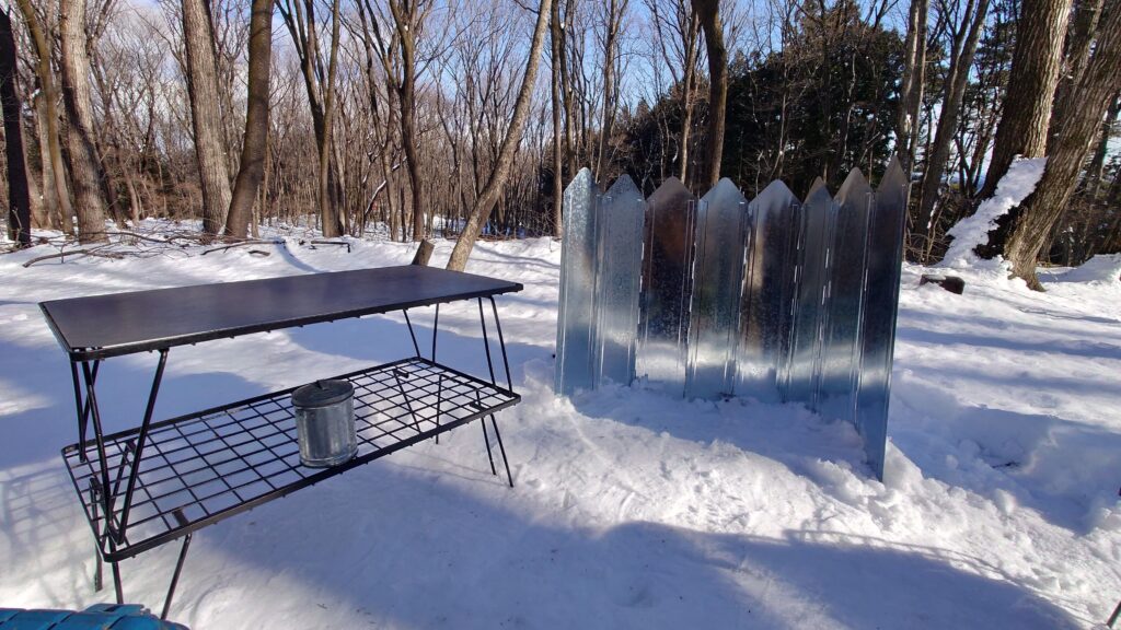 雪の中のテーブルと防風板