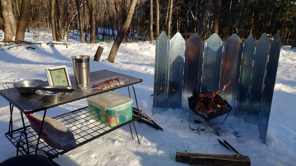 焚火と刺身で一杯