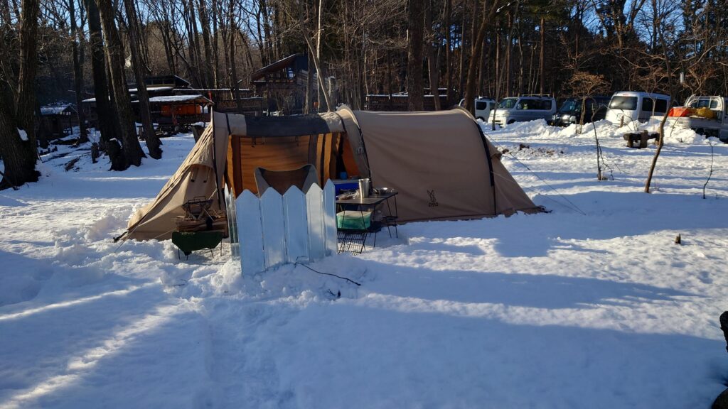 雪上キャンプテントと焚火スクリーン