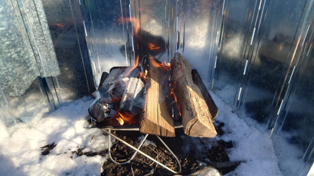 焚火で炭起こし