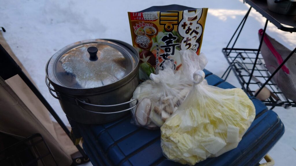 ビニール袋に入った調理前の鍋の具材