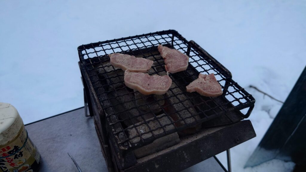 BBQコンロ上の豚タン