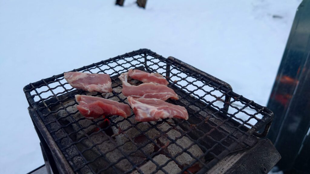 BBQコンロ上のカシラ