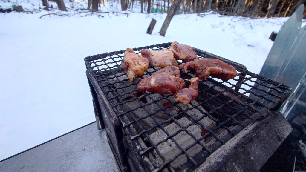 BBQコンロ上の豚ハラミ