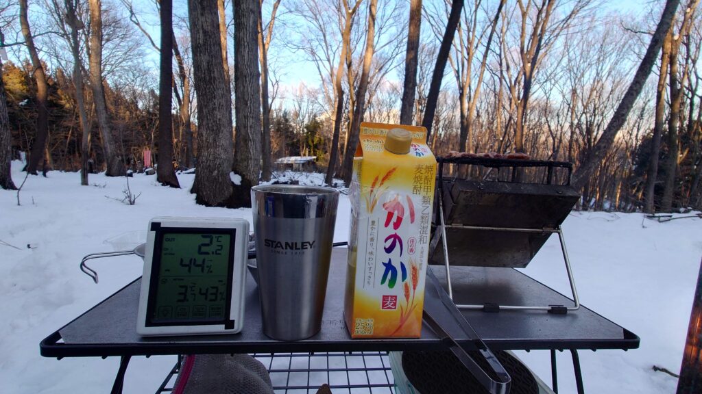 雪の中の焼酎と温度計