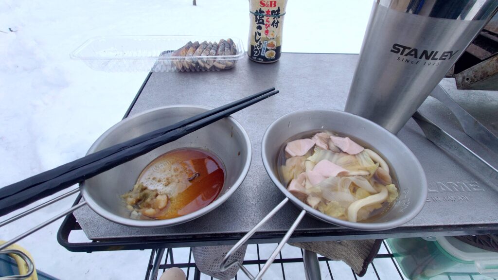 シェラカップによそった鍋