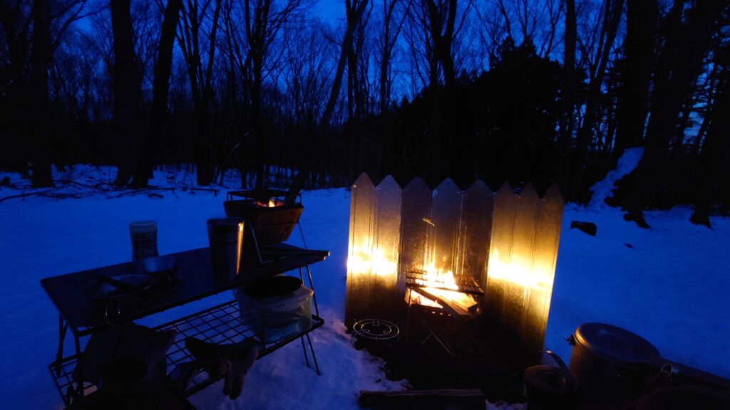 夕暮れ時焚火の反射