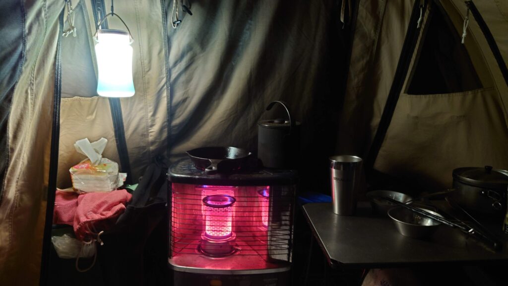 テント内の石油ストーブ