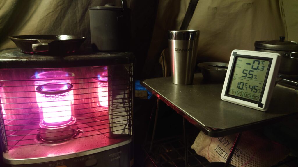 石油ストーブで温まったテント内