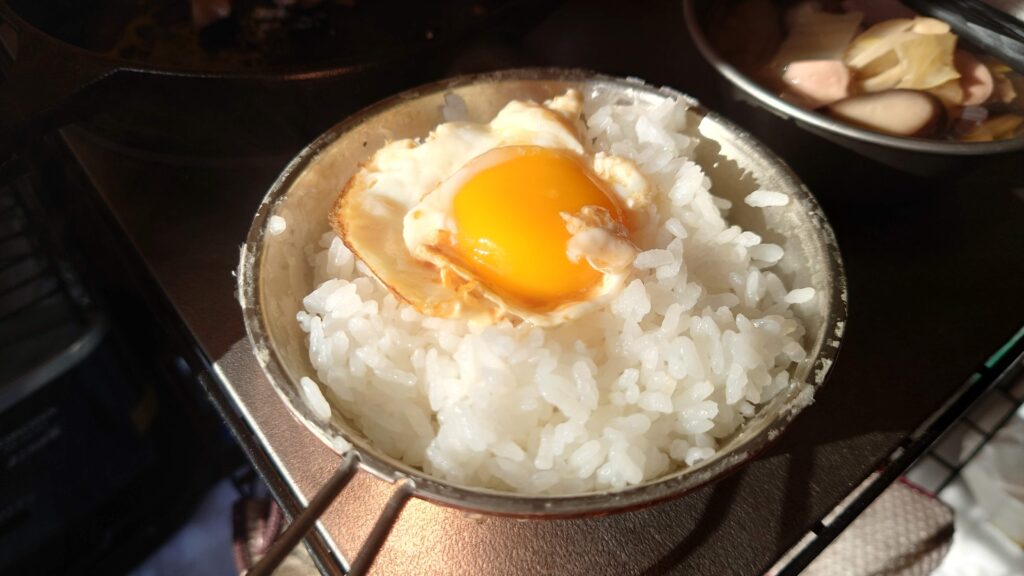 シェラカップご飯に卵の黄身