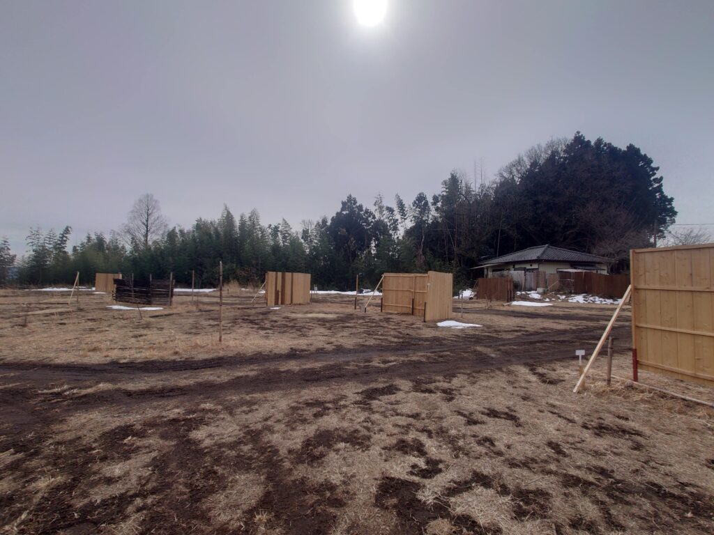 キャンプベース安中榛名に設置された風除けの衝立