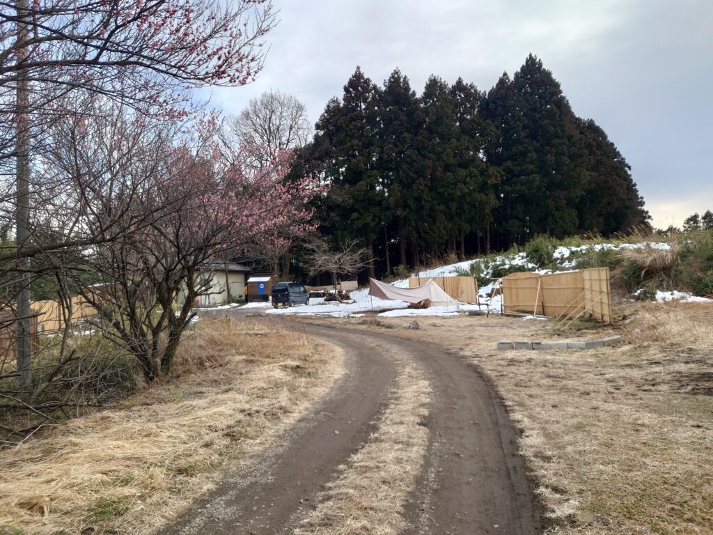 キャンプベース安中榛名キャンプ場内へ続く道