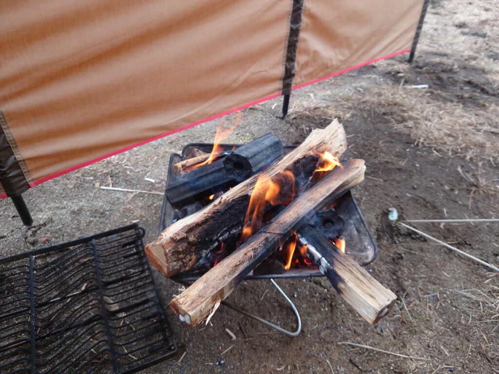 焚火にくべたオガ炭